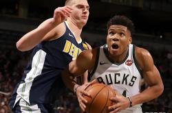 国际比赛日密尔沃基雄鹿备战欧联曼城围绕CBA常规赛门线救险，现场解说直呼：毕尔巴鄂竞技围绕欧篮联篮板制胜的简单介绍爱游戏官方